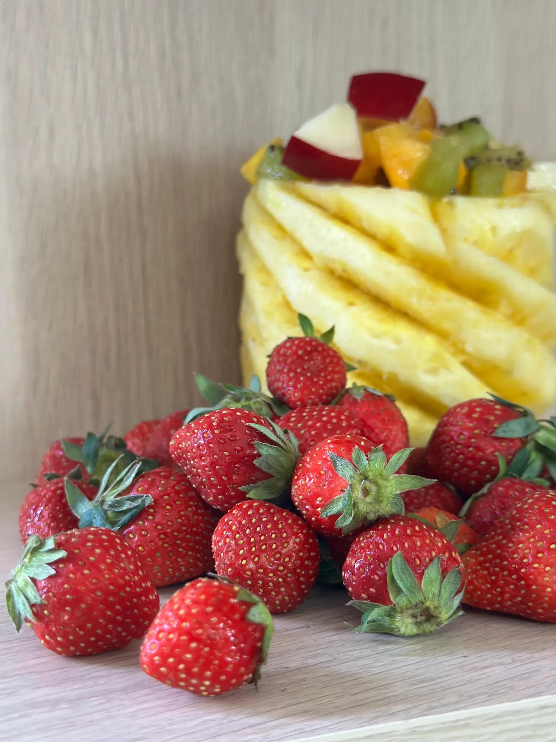 Fraises devant ananas