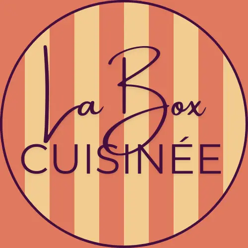 Logo rond rayé beige et corail, texte « La Box Cuisinée »