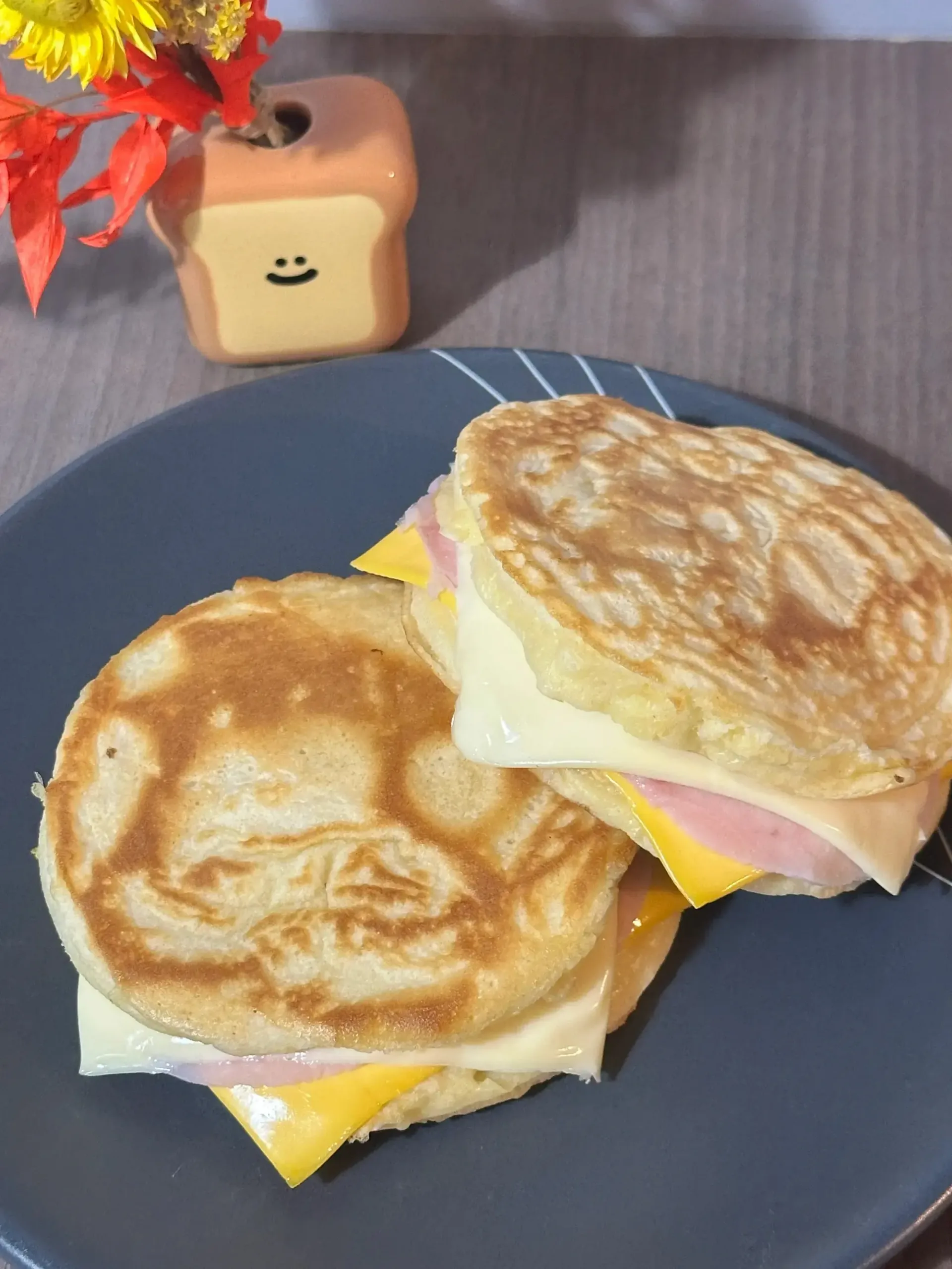Croqu'maison garni de jambon et tranche de fromage